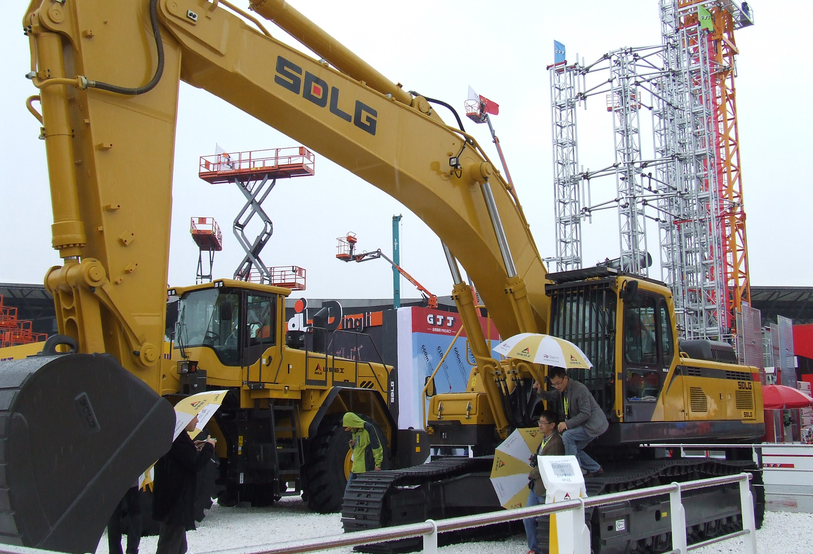 bauma China 2014 Day 1 SDLG’s excavator 