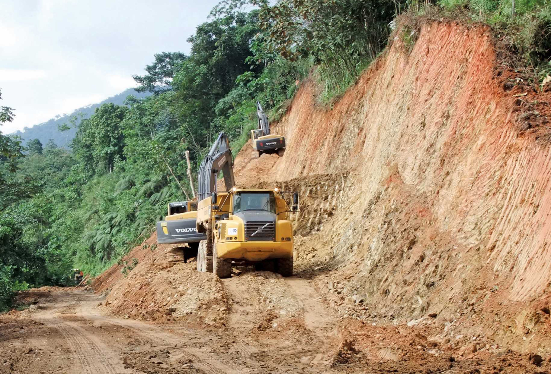 Volvo excavator and ADT