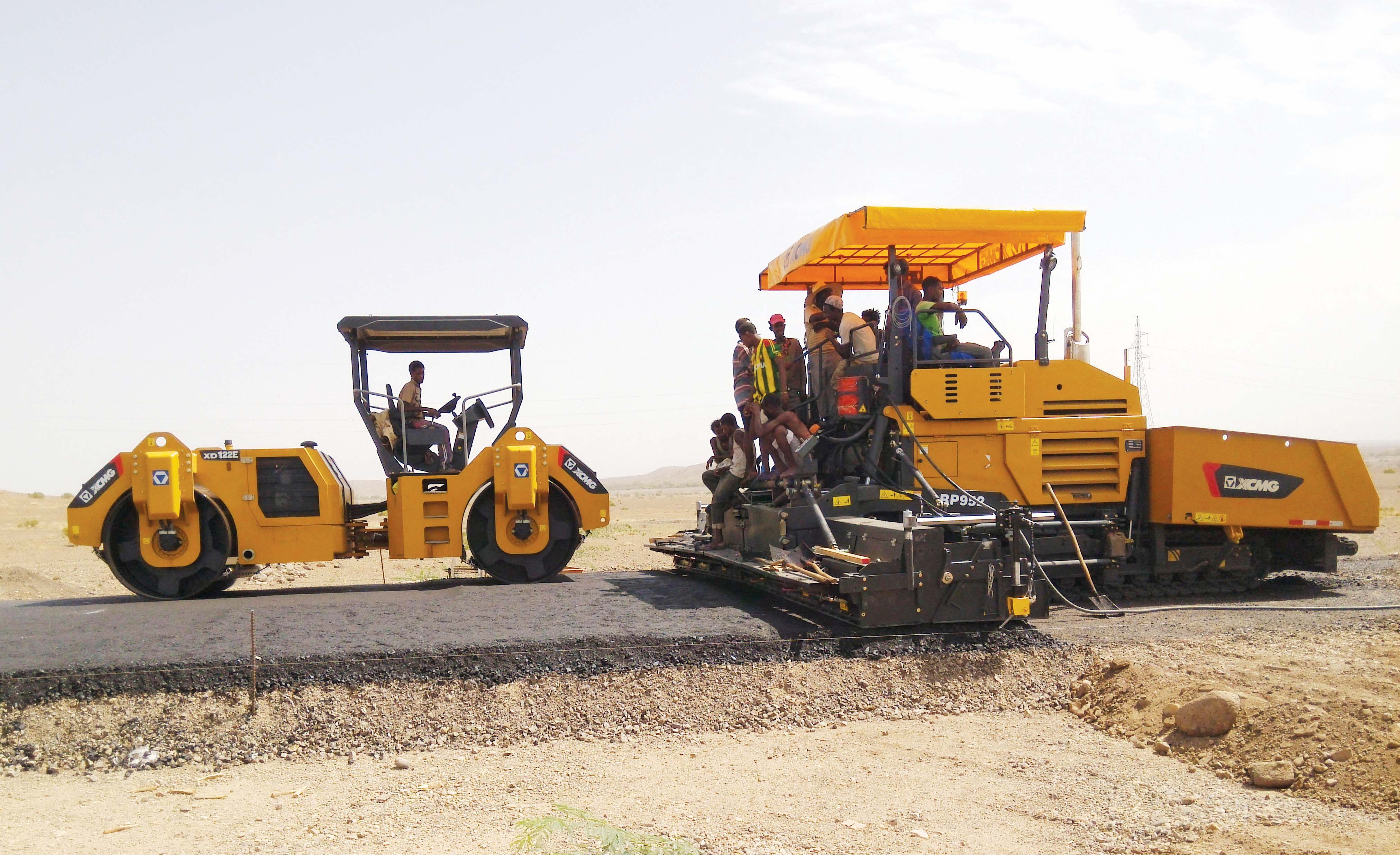 XCMG asphalt paver and asphalt compactor 