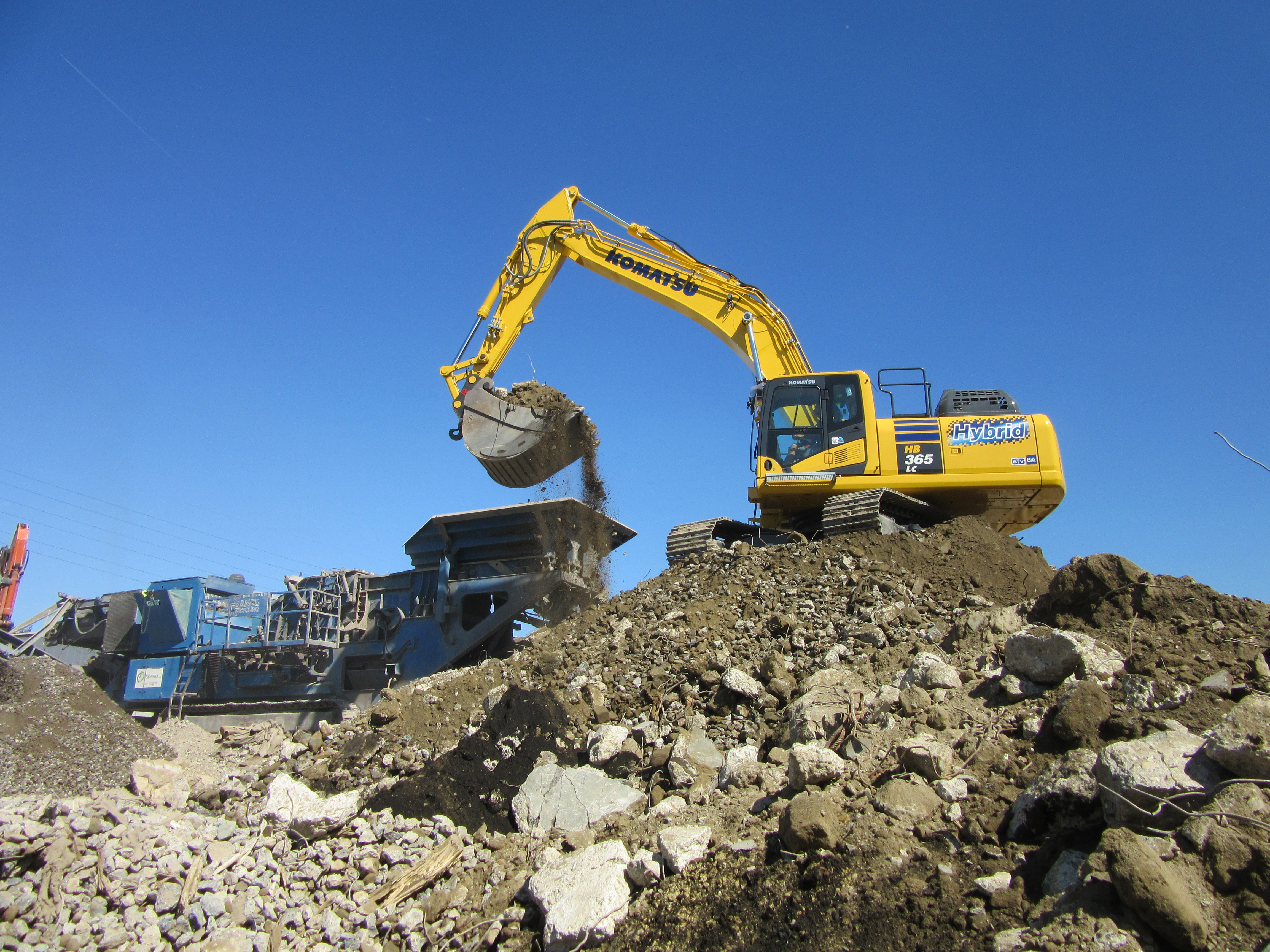 Komatsu_hybridexcavator_BS_A1_pic.JPG