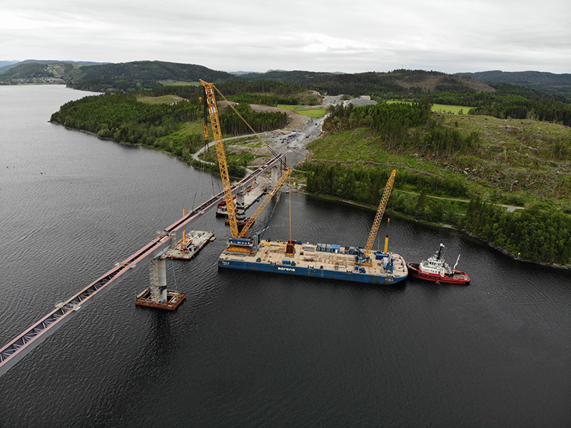 Sarens barged the bridge segments