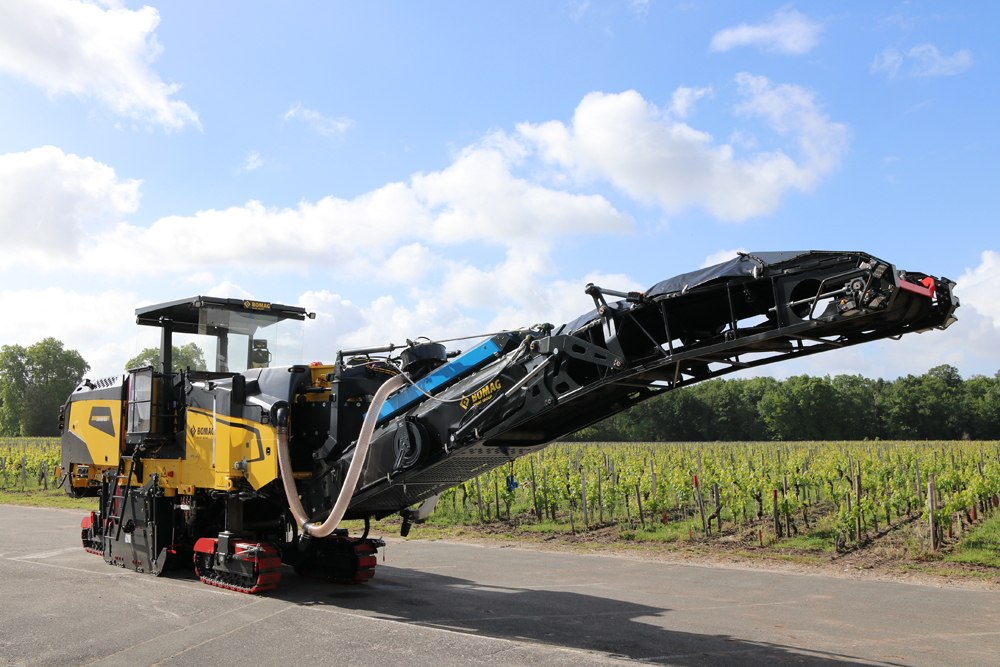 BM 2000/65: BOMAG’s new 2-metre class cold planer in a slim and lightweight design (27 tonnes CECE operating weight) for greater efficiency, manoeuvrability and ease of use. (Photo: Bomag) 