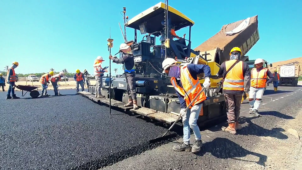 The pavers worked in echelon to ensure an effective hot-to-hot paving bond