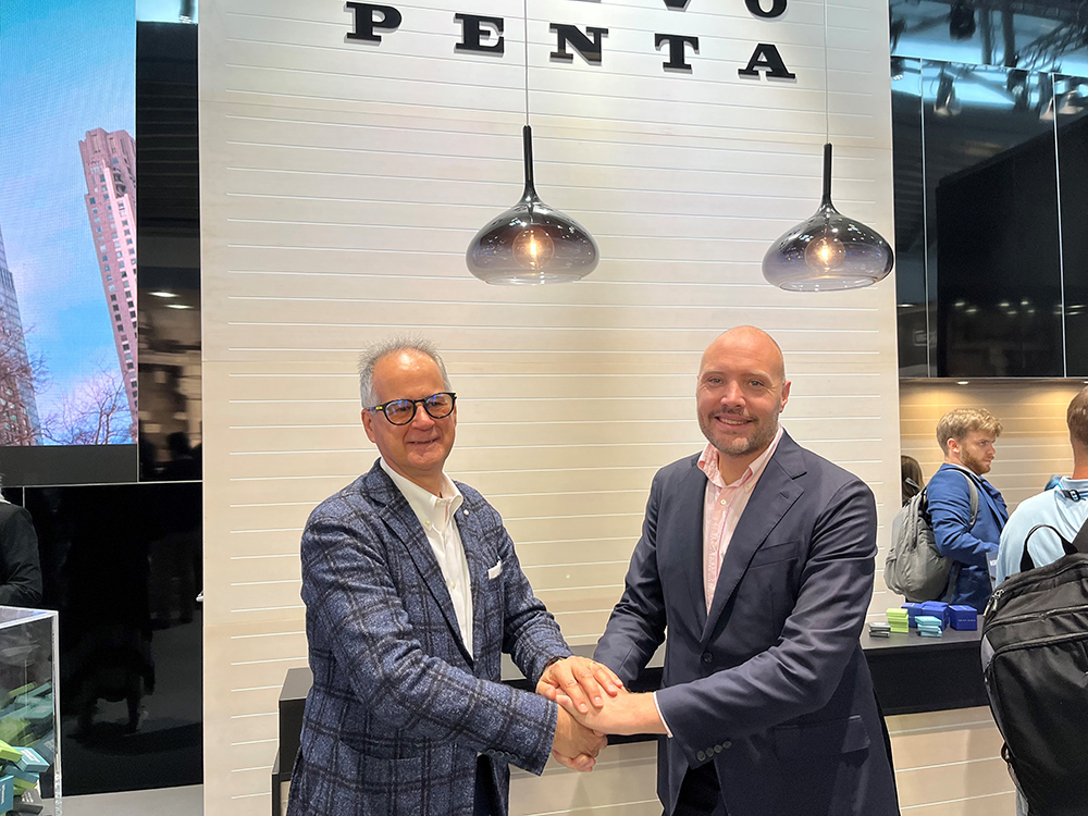 Hannes Norrgren (right), the new president of Volvo Penta’s industrial business unit, with his predecessor Giorgio Paris  