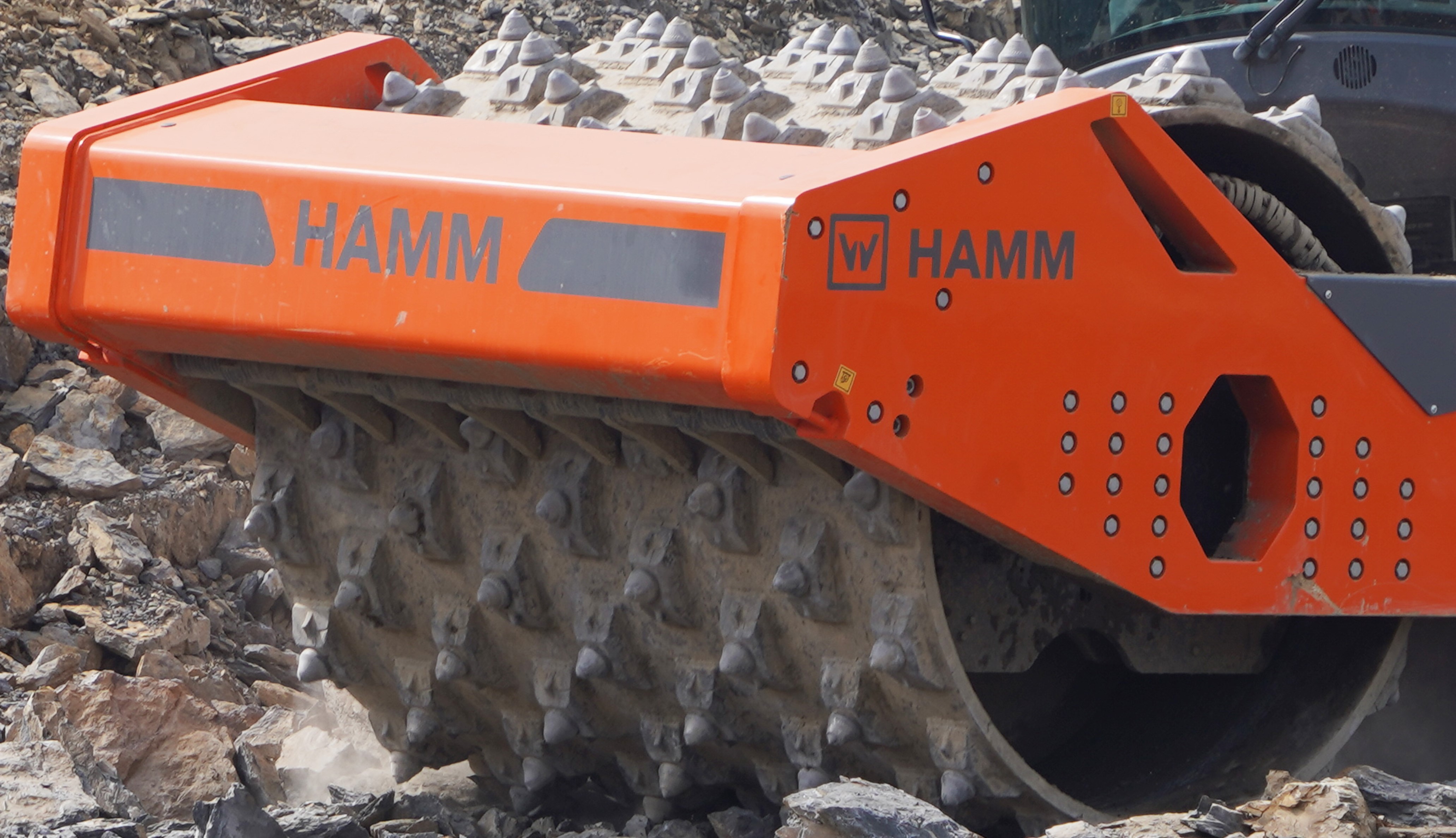 The new HC compactors from Hamm can be fitted with crushing drums to crush and compact mixed soils, stones such as basalt and granite