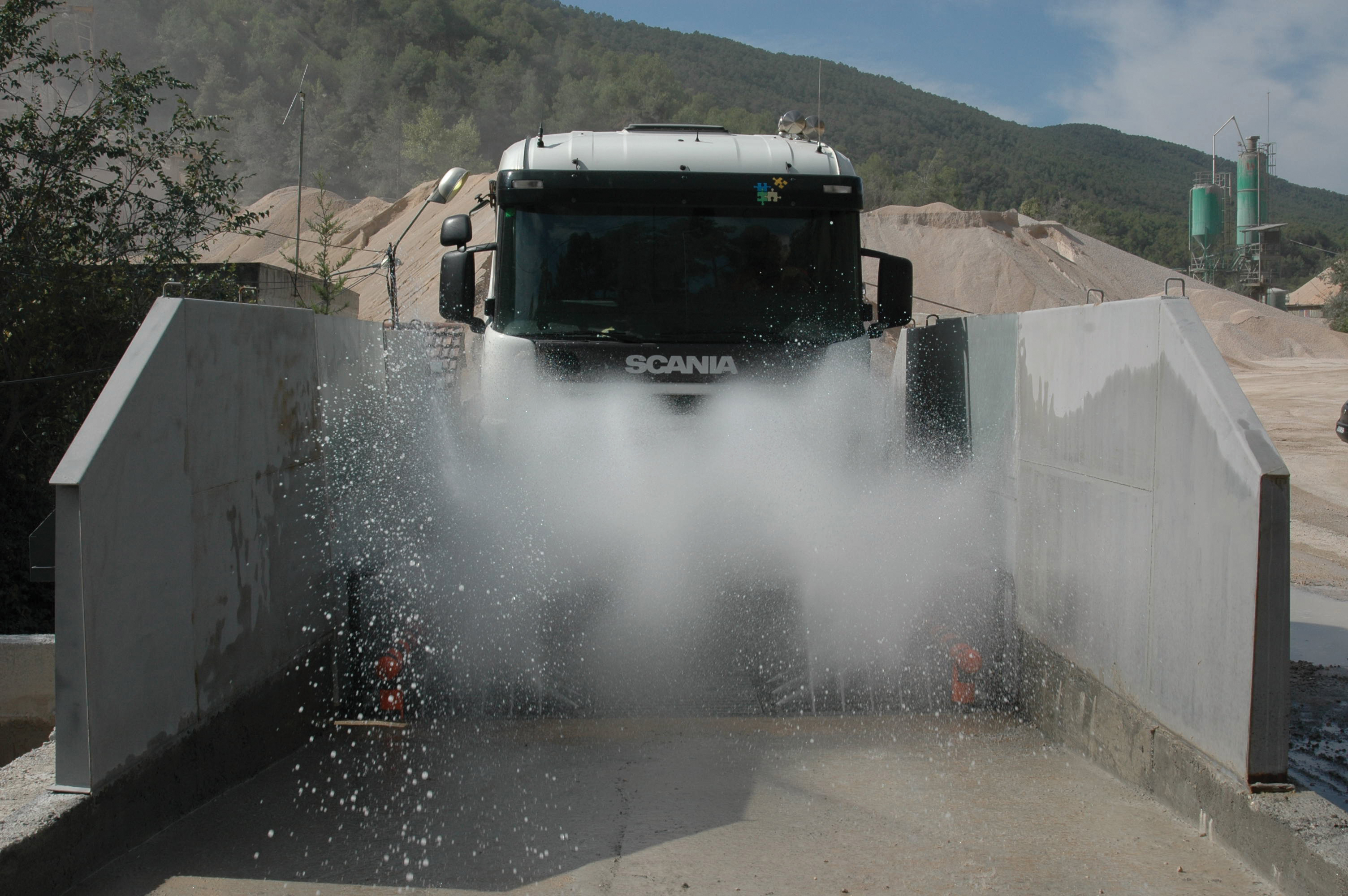 WW220 wheel washing unit in action