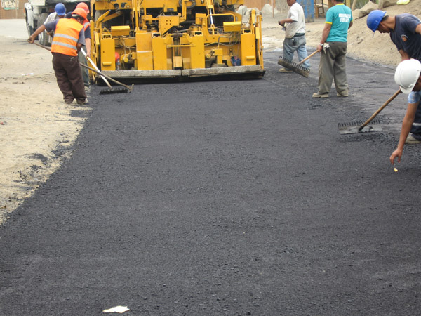 workers smothing tarmac