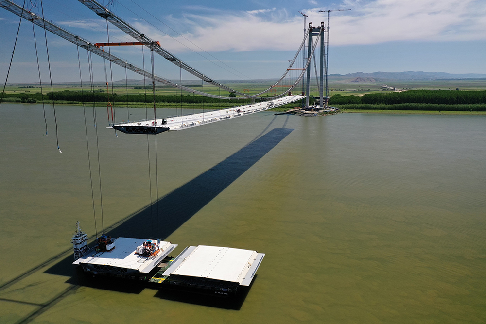 Working from the middle, two deck segments have been installed each day to ensure the load remains balanced