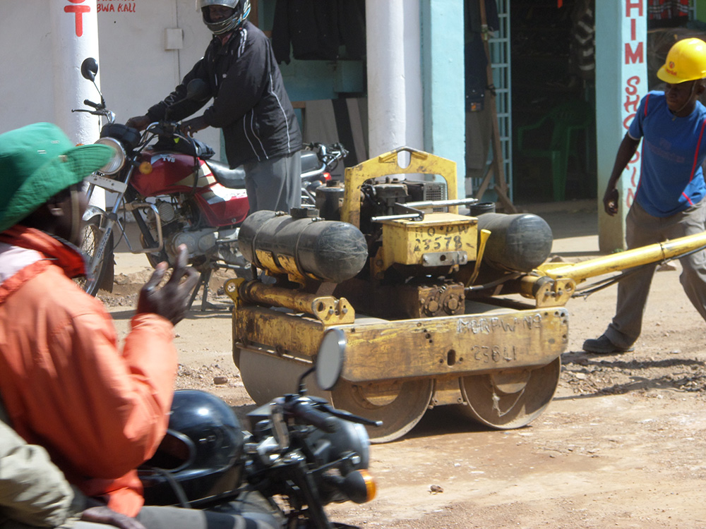 Labour-intensive road construction methods are still used in East Africa’s rural areas to build access connections at Namanga (Kenya-Tanzania border)