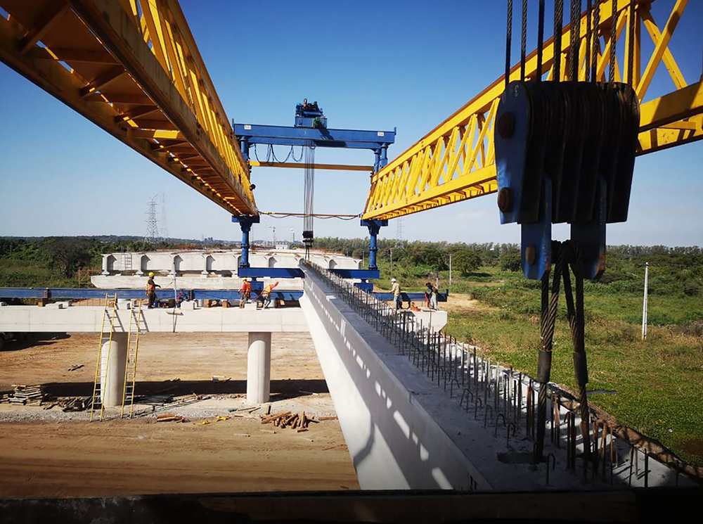 A special structure has been used to raise most of the beams on which the deck rests