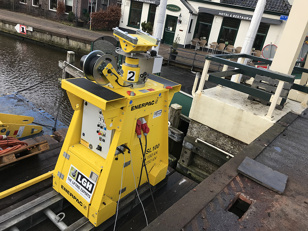 Transporting the bridge deck suspended from the Enerpac SL100 gantry