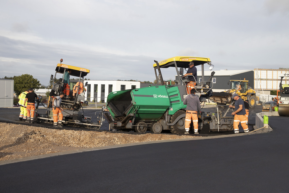 The Vögele machine was able to cope with the tight corners for the track