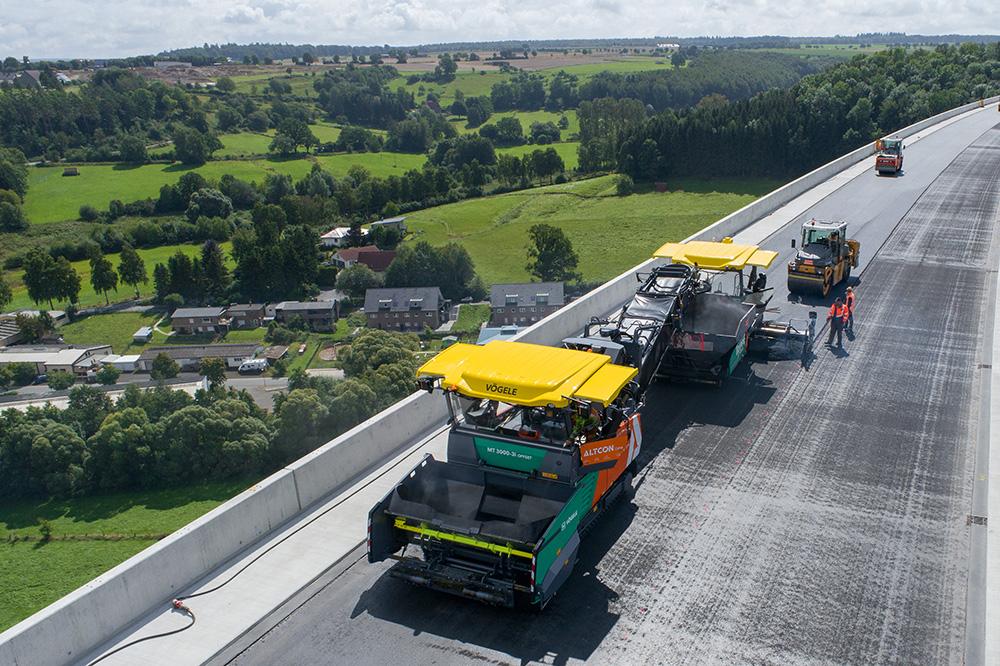 Latest-generation Vögele machines: the paving team were able to pave the surface course efficiently and to a high standard of quality using the SUPER 1800-3i road paver and MT 3000-3i Offset PowerFeeder. 