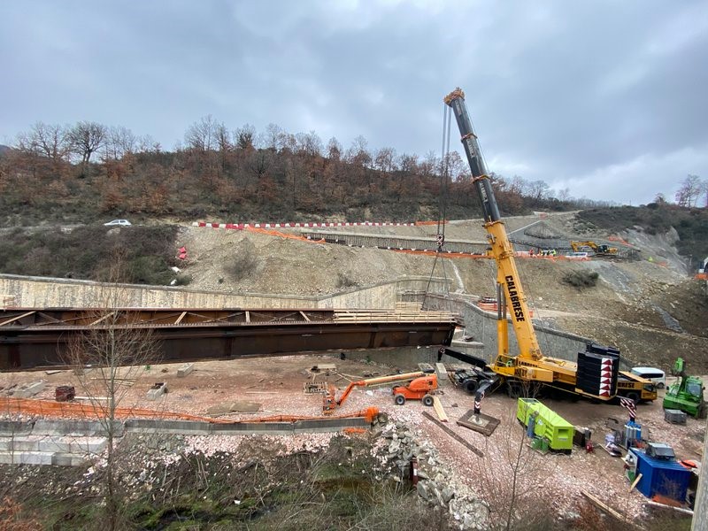 Now the steel components for the Calvario Bridge have been lifted into place, the concrete beams can be added, with the concrete deck then being poured afterwards