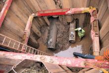 workers in the reception shaft receive the product pipe