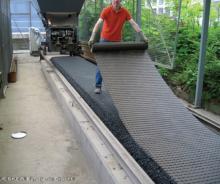 Installation of the asphalt surface course on asphalt reinforcement