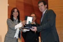 Doka Espana receiving award