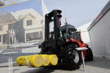 Manitou all-terrain mast truck