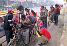 Cyclists in the Indian capital Delhi 