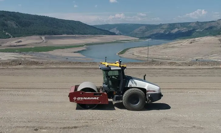 An autonomous Dynapac soil compactor equipped with Trimble control technology has been used on a working construction site in Canada