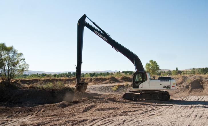 Hidromek’s long reach excavator 