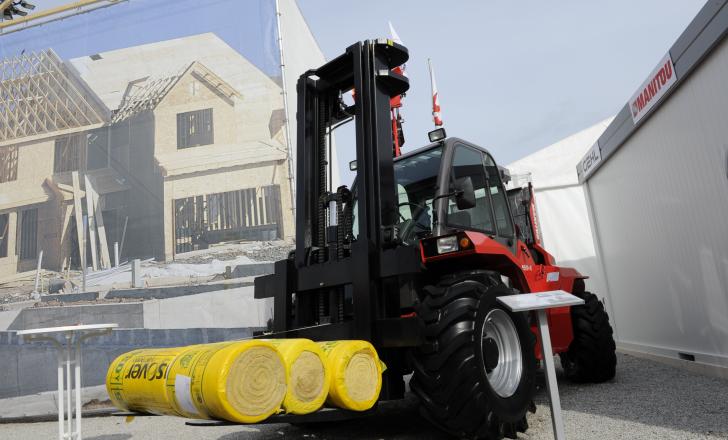 Manitou all-terrain mast truck