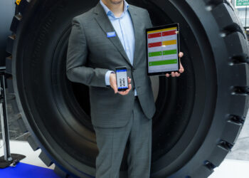 GOODYEAR-David Anckaert with TPMS and EMTrack Apps-1.jpg
