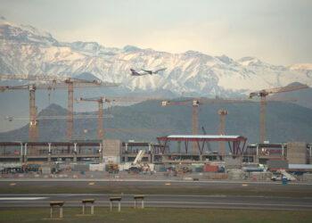 liebherr-tower-cranes-airport-santiago-de-chile-300dpi.jpg
