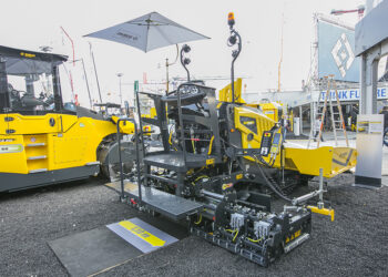 The BOMAG BF200 asphalt paver