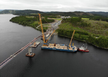 Sarens barged the bridge segments from Malm to the construction site (photo courtesy Sarens)