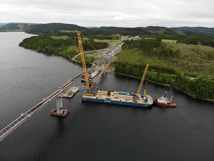 Sarens barged the bridge segments from Malm to the construction site (photo courtesy Sarens)