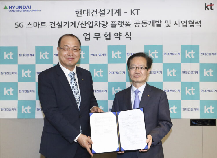 Hyundai CE has signed a Memorandum of Understanding (MOU) with KT regarding the joint development of 5G technology-based solutions for smart construction equipment and material handling (Kong Ki-young, president of Hyundai CE - left, Jeon Hong-beom, vice president of KT – right)