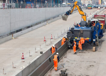 Installing the last section of the 100m-long pedestrian bridge at Drievliet - image © courtesy of Frank Jansen