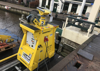 Transporting the bridge deck suspended from the Enerpac SL100 gantry