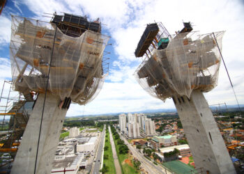 ULMA's ATR self-climbing system was used for the two pylons