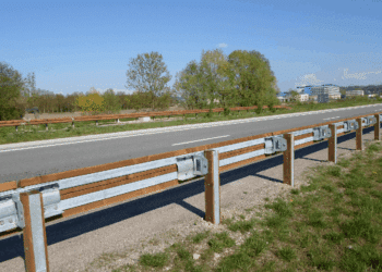 The T40 system consists of two half-logs reinforced at the back with a steel U-channel
