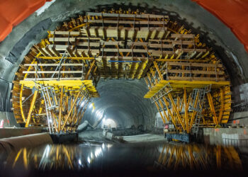 After pouring each 6.25m section, the carriage was easily advanced with a hydraulic system (photo courtesy Ulma)