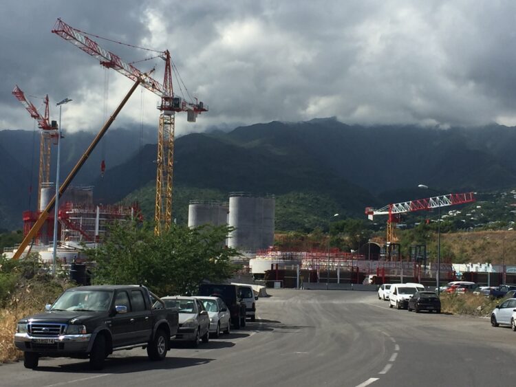 The project to build the new coastal road for Réunion Island faces further delays