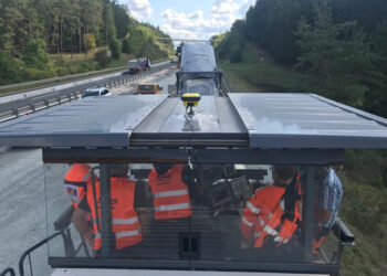 An antenna mounted on the cab sends GNSS data directly to the controller
