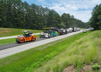 The Wirtgen machines were able to operate in a single lane, allowing traffic to pass alongside