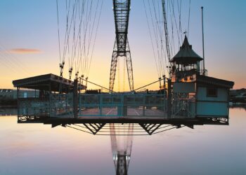The transporter’s vehicle-carrying gondola hangs suspended from the upper structure, close to the River USk’s high-tide mark