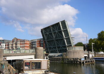 The structure is a steel counterbalanced, single 15.5m-long leaf bridge with a 15.5m span (photo courtesy Bristol City Council)