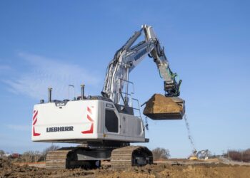 Winning combination: the Leibherr R 934 G8 crawler fitted with GPS guidance from Leica Geosystems and with a Steelwrist X32 tiltrotator attachment