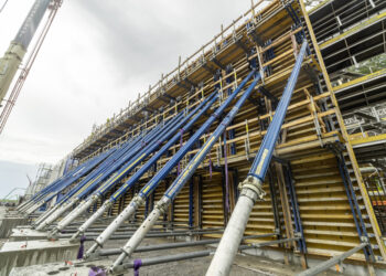 Formwork travellers were used to concrete the walls and ceiling simultaneously