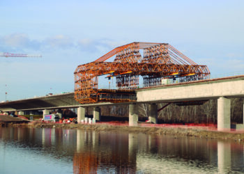 ULMA provided engineering solutions and material for the deck flanges, pier segments and piers