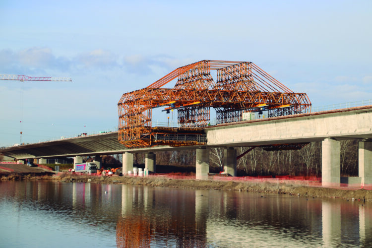 ULMA provided engineering solutions and material for the deck flanges, pier segments and piers