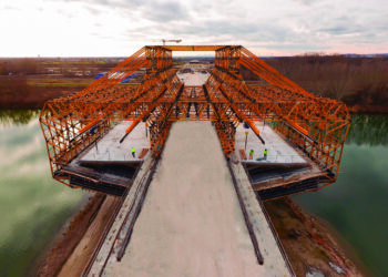 For the deck flanges, three Composite Bridge Formwork Carriage MK were employed