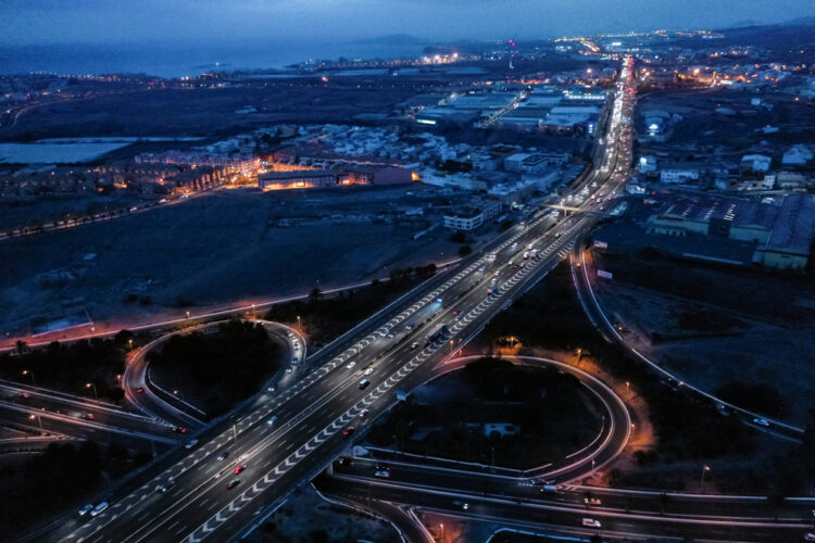 The GC-1 connects the Canary Island’s capital Las Palmas de Gran Canaria and its international airport to the tourist destinations (image courtesy Signify)
