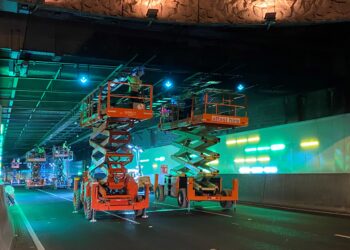 Around 60 technicians using 22 scissor lifts exchanged 1,066 high-pressure sodium lights for 1,174 new LED lights from Lumitex (image courtesy EastLink)