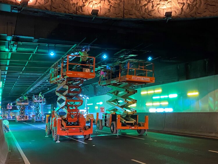 Around 60 technicians using 22 scissor lifts exchanged 1,066 high-pressure sodium lights for 1,174 new LED lights from Lumitex (image courtesy EastLink)